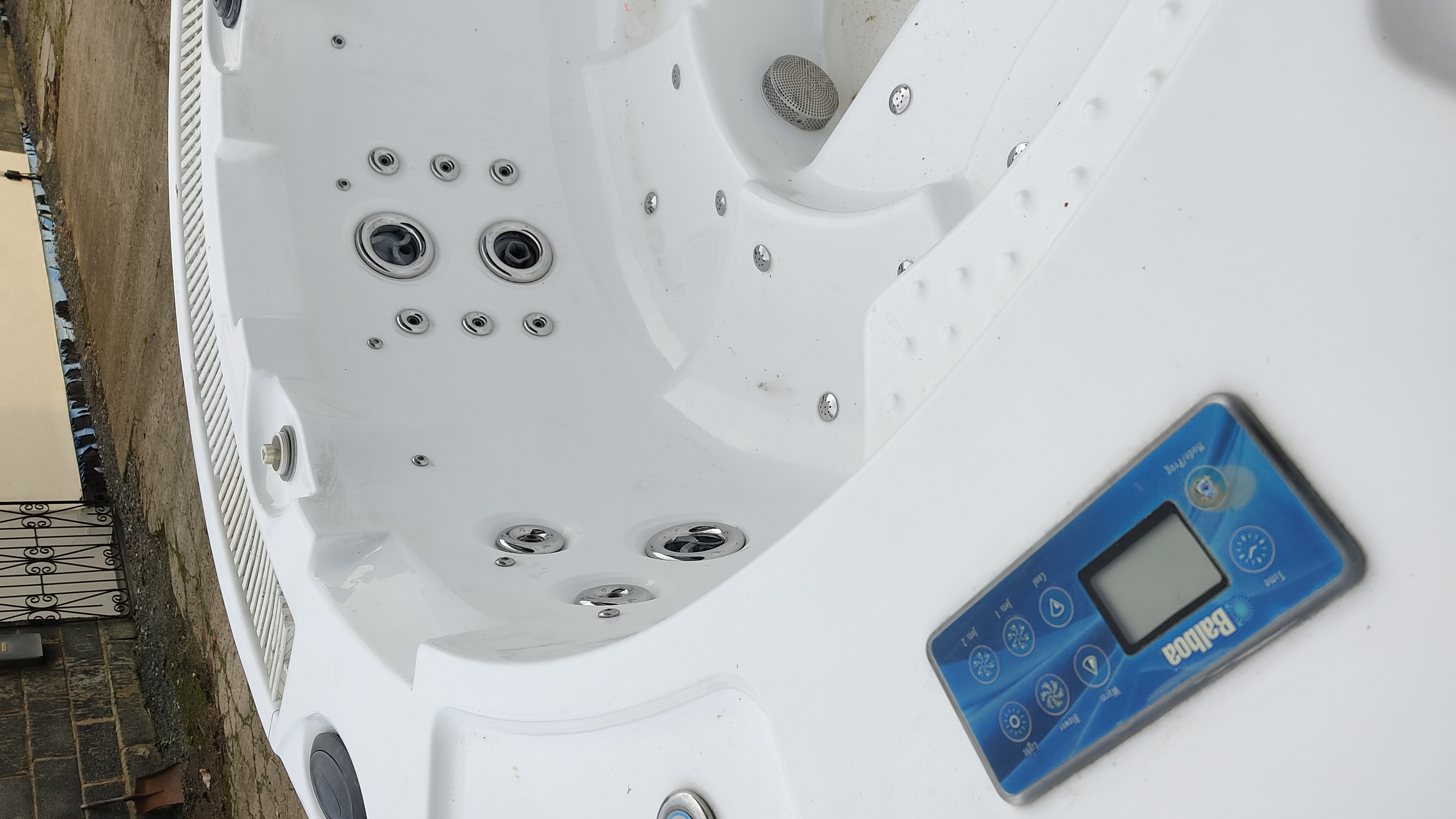 Jacuzzi Round Hot Tub