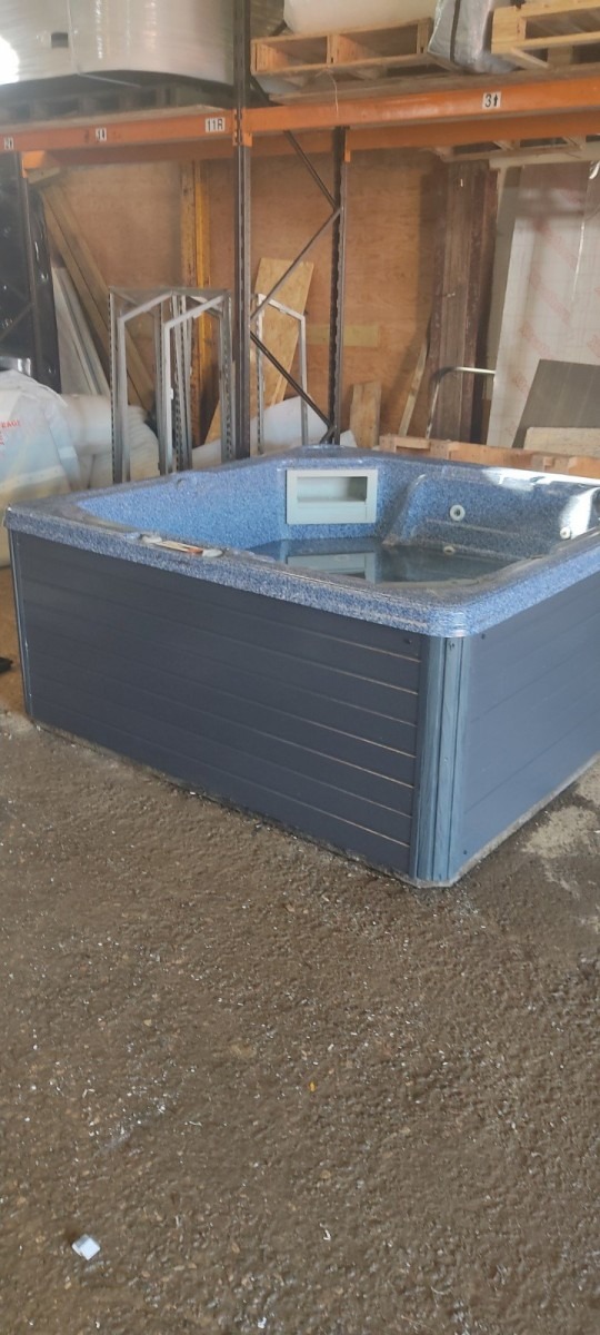 Canadian Spa 1 Lounger Plus 4 Seats - ***Deposit taken - Reserved for Rob***