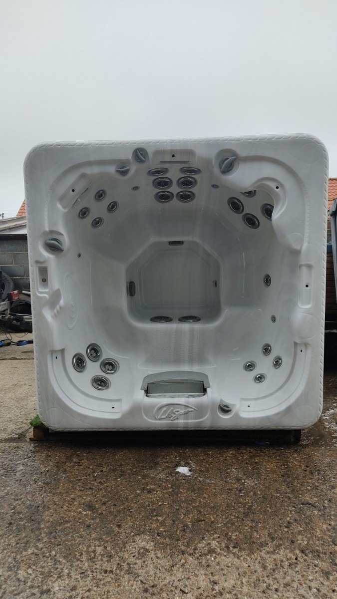 LA Spas Hot Tub - ref UHT106