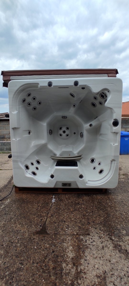 7 Seater White Shell Tub Hot Tubs For Sale New Hot Tubs For Sale