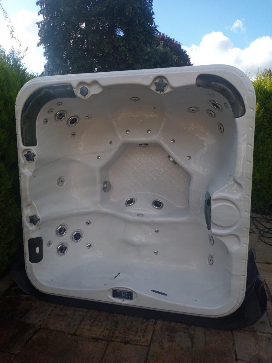 Balboa Hot Tub - Single Lounger - 4 Seats