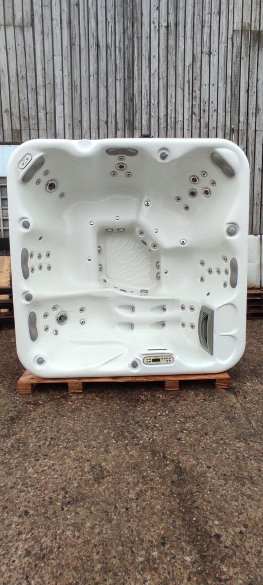 White SpaForm Hot Tub 1 Lounger  and 5 seats 