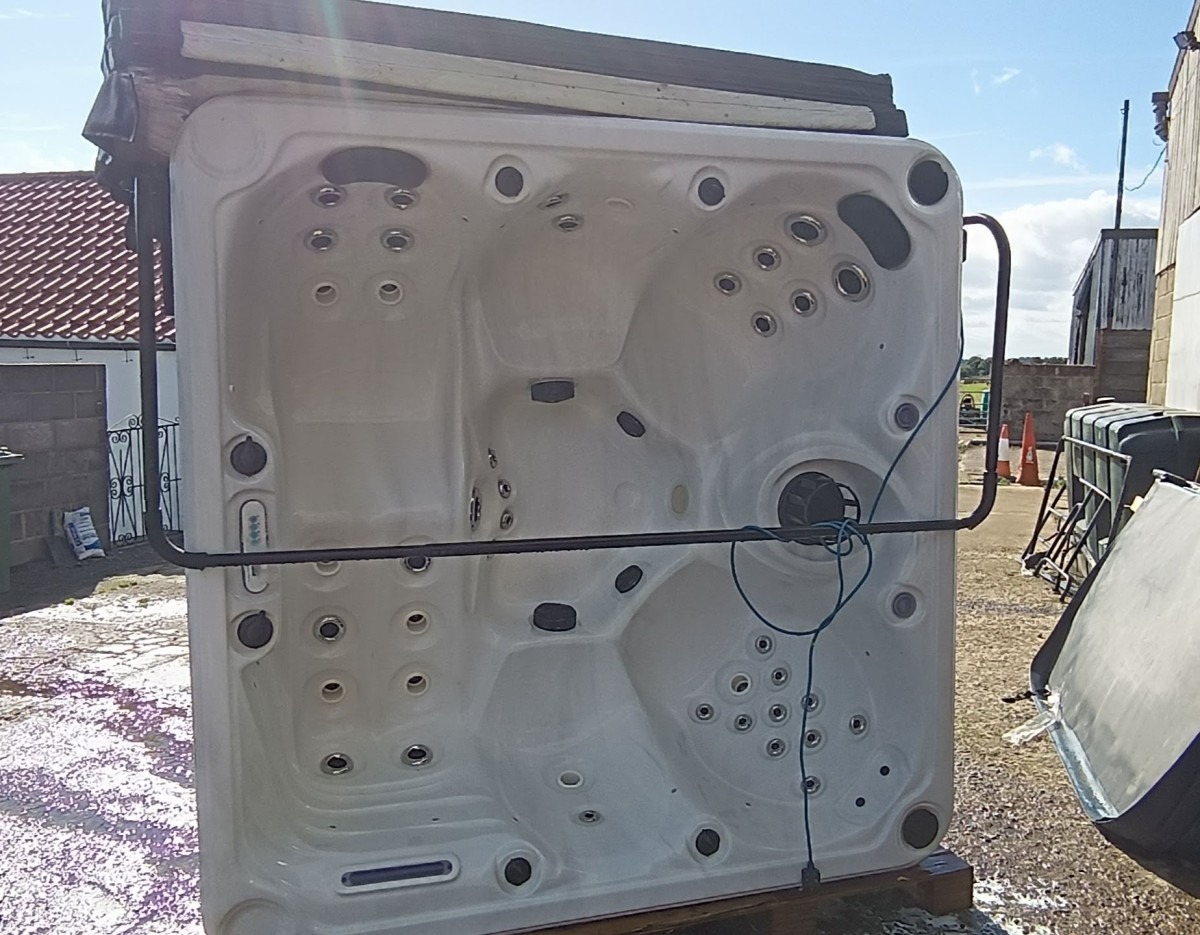 Used Hot Tub For Sale Blue Whale spa Lounger plus 4 Seats Hot