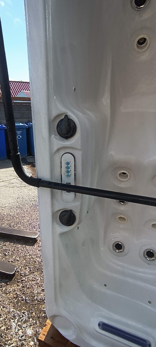 Used Hot Tub For Sale Blue Whale spa Lounger plus 4 Seats Hot