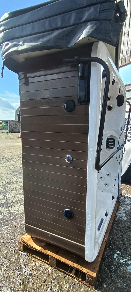 Used Hot Tub For Sale Blue Whale spa Lounger plus 4 Seats Hot