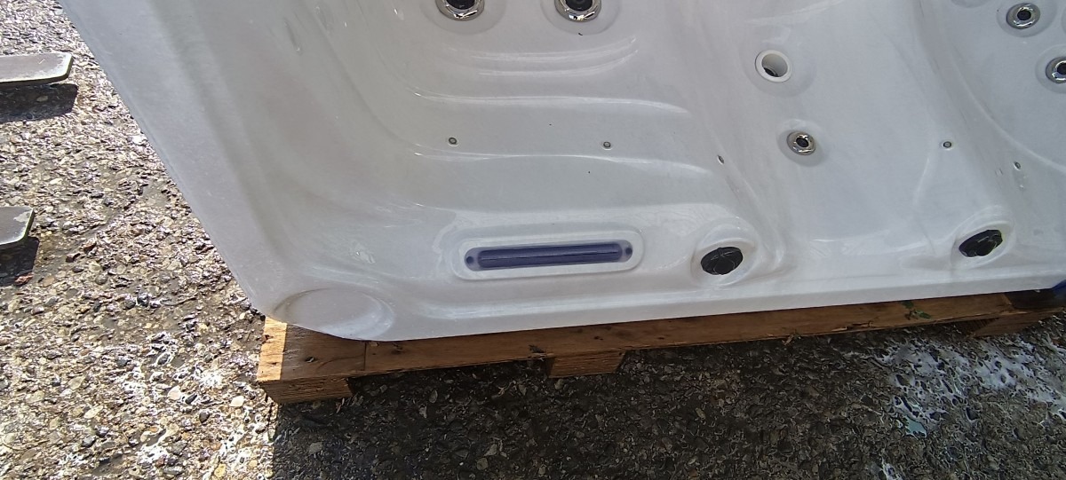 Used Hot Tub For Sale Blue Whale spa Lounger plus 4 Seats Hot