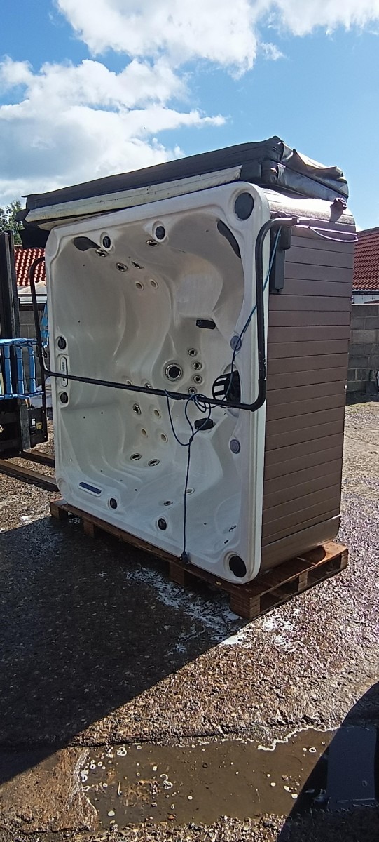 Used Hot Tub For Sale Blue Whale spa Lounger plus 4 Seats Hot