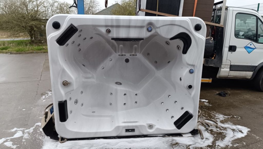 Americano 4 Seater Plug and Play Used Hot Tub For Sale